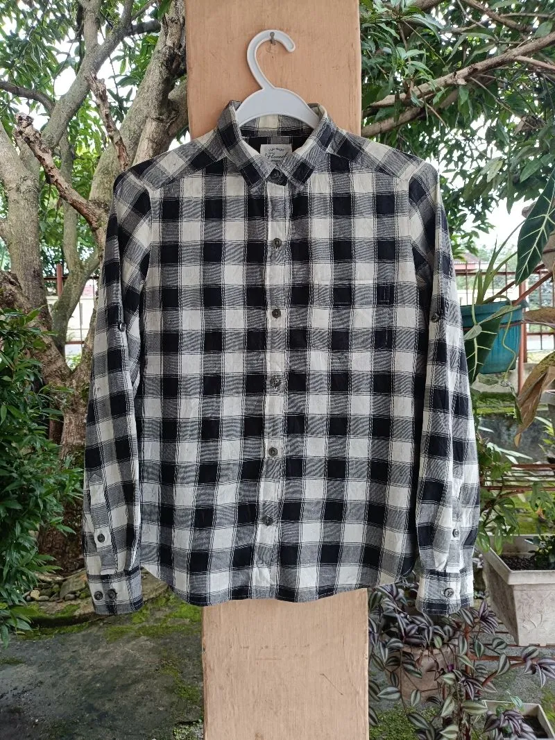 Uniqlo Vintage Shirt Wanita white black photo 1