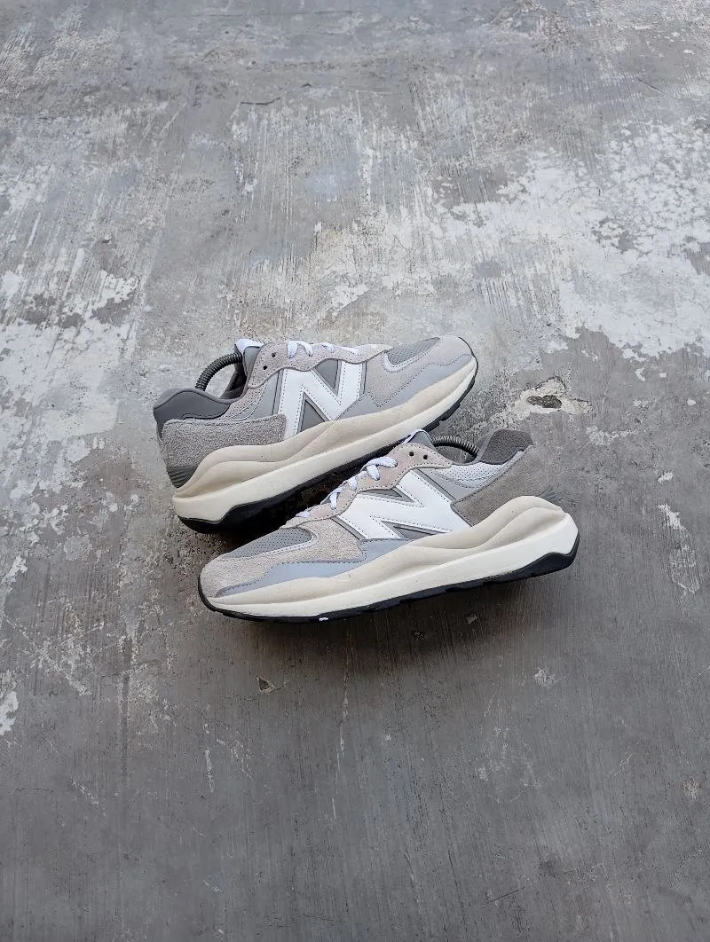 New Balance Casual Sneakers Pria white gray photo 1