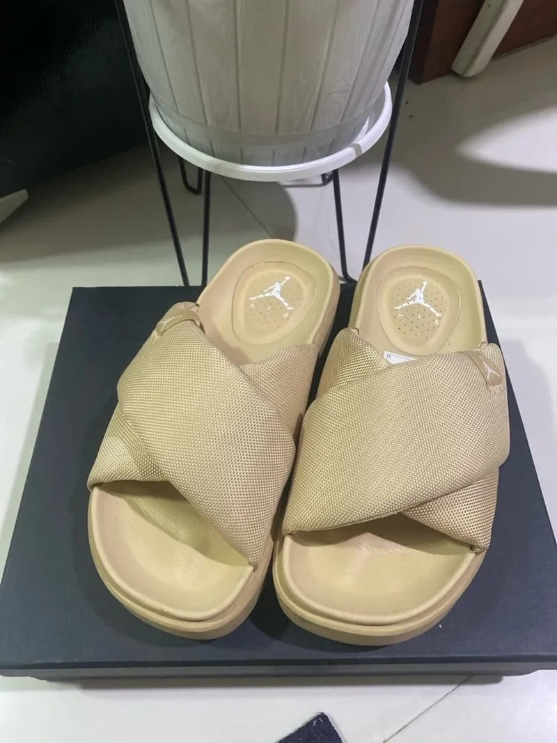 Nike Casual Sandals & slide Wanita tan photo 1