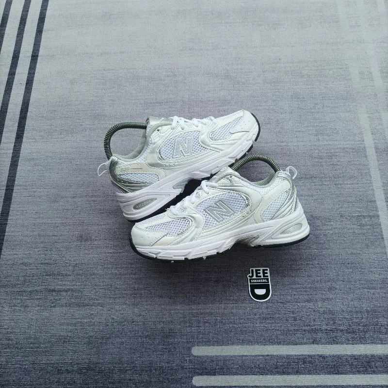 New Balance Casual Sneakers Wanita silver white photo 1