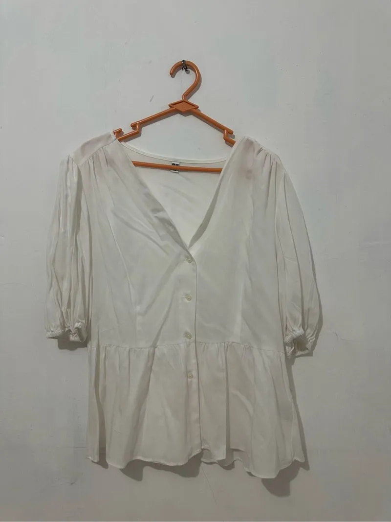 Uniqlo Minimalist Casual Shirt Wanita white photo 1