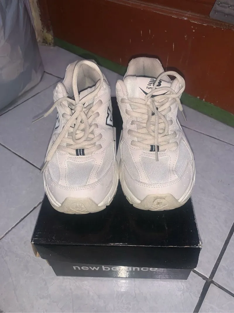 New Balance Casual Sneakers Wanita cream photo 1