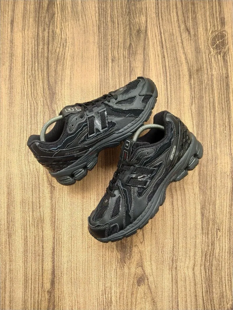 New Balance Casual Sneakers Pria black photo 1