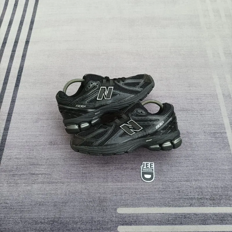 New Balance Casual Sneakers Pria black photo 1