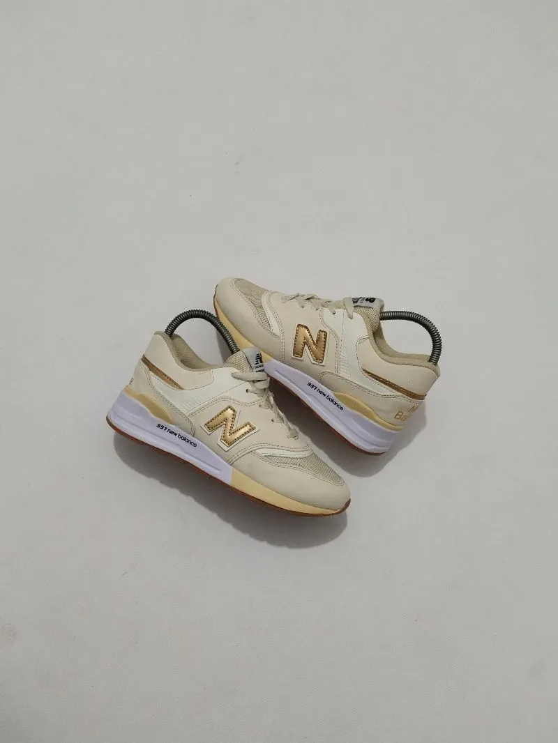 New Balance Casual Sneakers Wanita cream photo 1