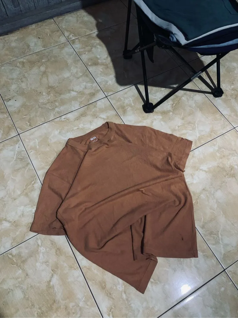 Uniqlo Casual T-shirt Pria brown photo 1