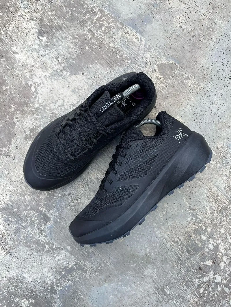 Arc'teryx Streetwear Sneakers Pria black photo 1