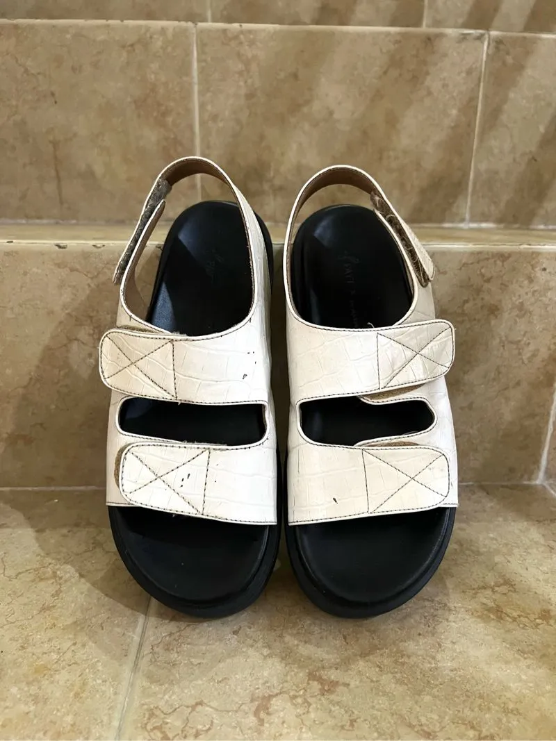 Casual Sandals & slide Wanita white photo 1