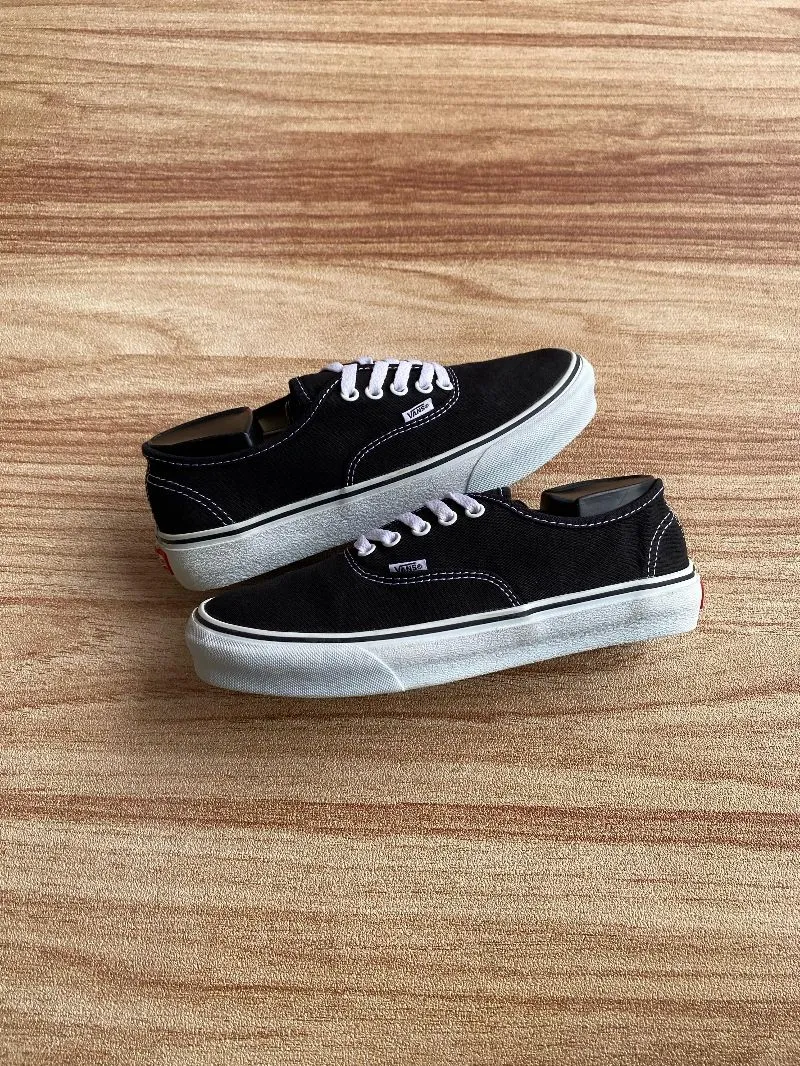 VANS Casual Sneakers Pria white black photo 1
