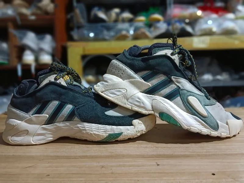 Adidas Streetwear Casual Sneakers Pria white black photo 1