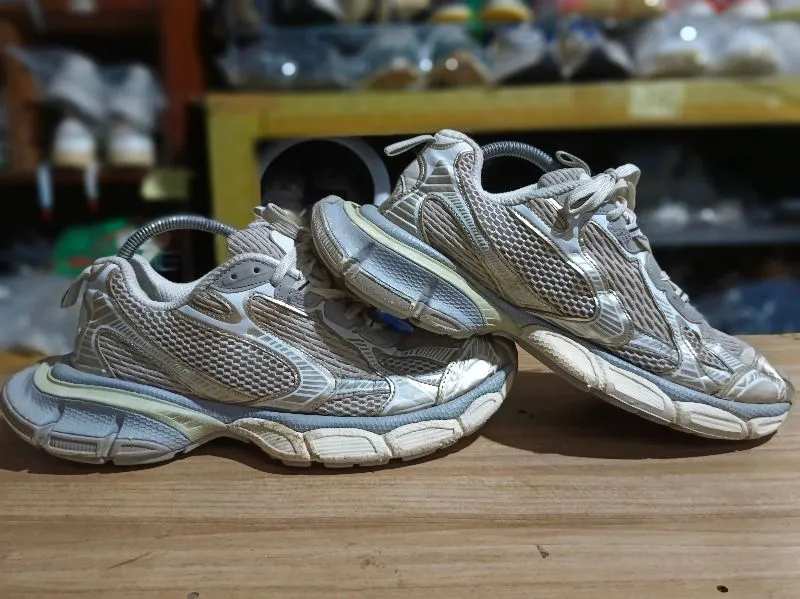 Balenciaga Casual Sneakers Pria gray photo 1