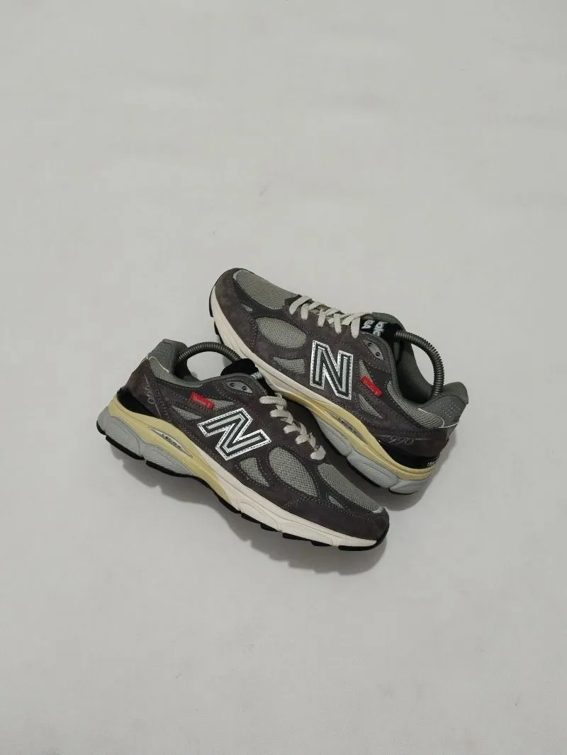 New Balance Casual Sneakers Pria gray cream photo 1