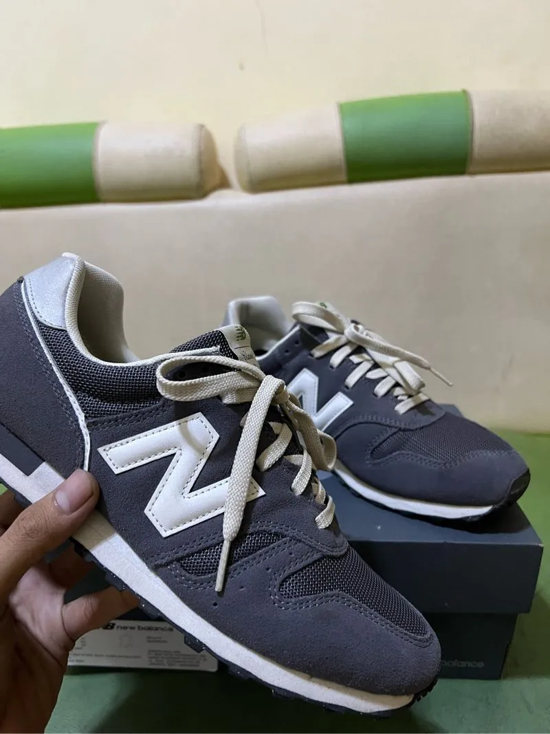 New Balance Casual Sneakers Pria gray photo 1