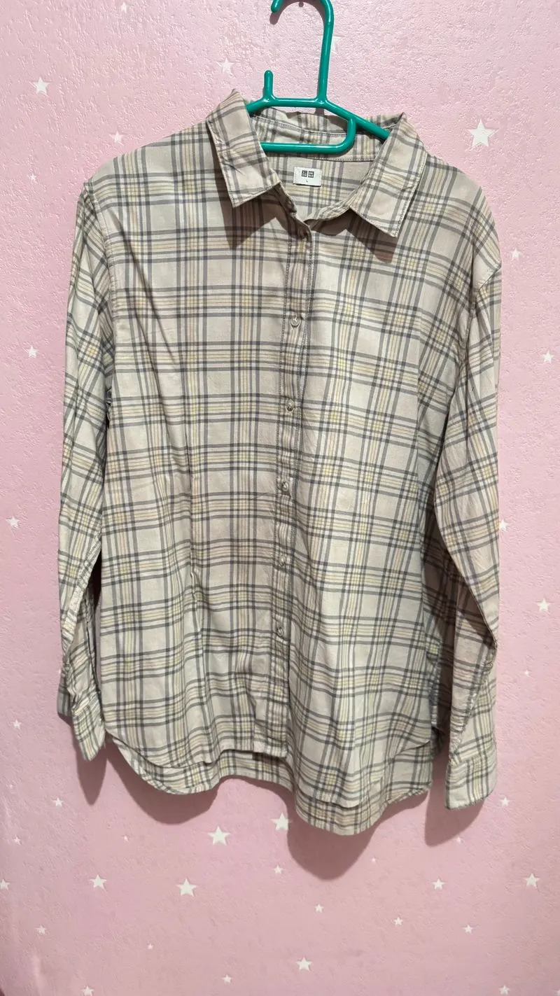 Uniqlo Minimalist Casual Blouse Wanita tan photo 1