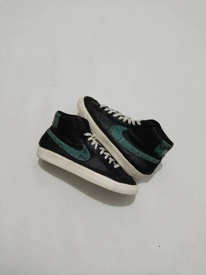 Nike Casual Sneakers Pria white black photo 1