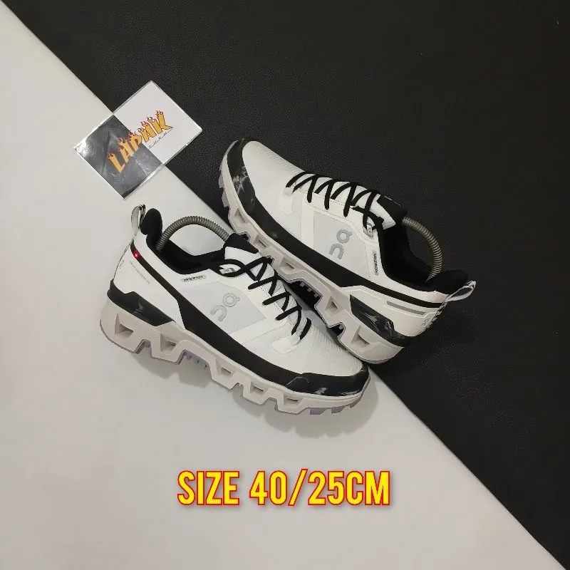 On Running Sportswear Sneakers Pria white black photo 1