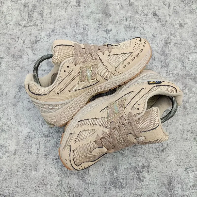 New Balance Casual Sneakers Wanita tan photo 1