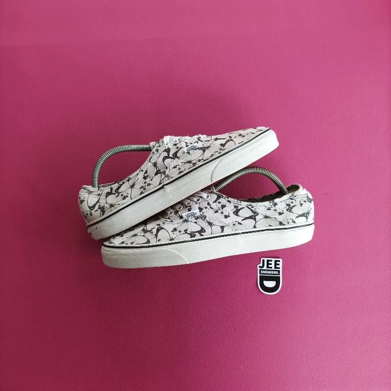 VANS Streetwear Casual Sneakers Pria white black photo 1