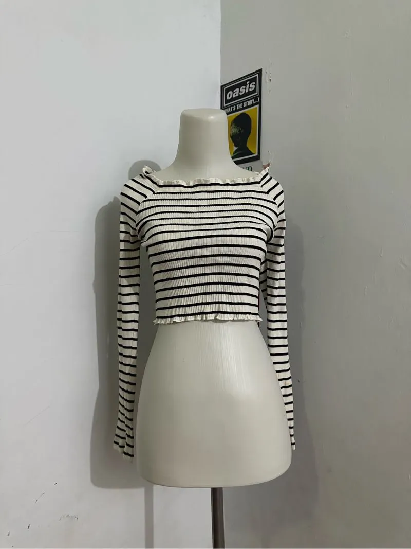 Coquette Casual Crop top Wanita white black photo 1