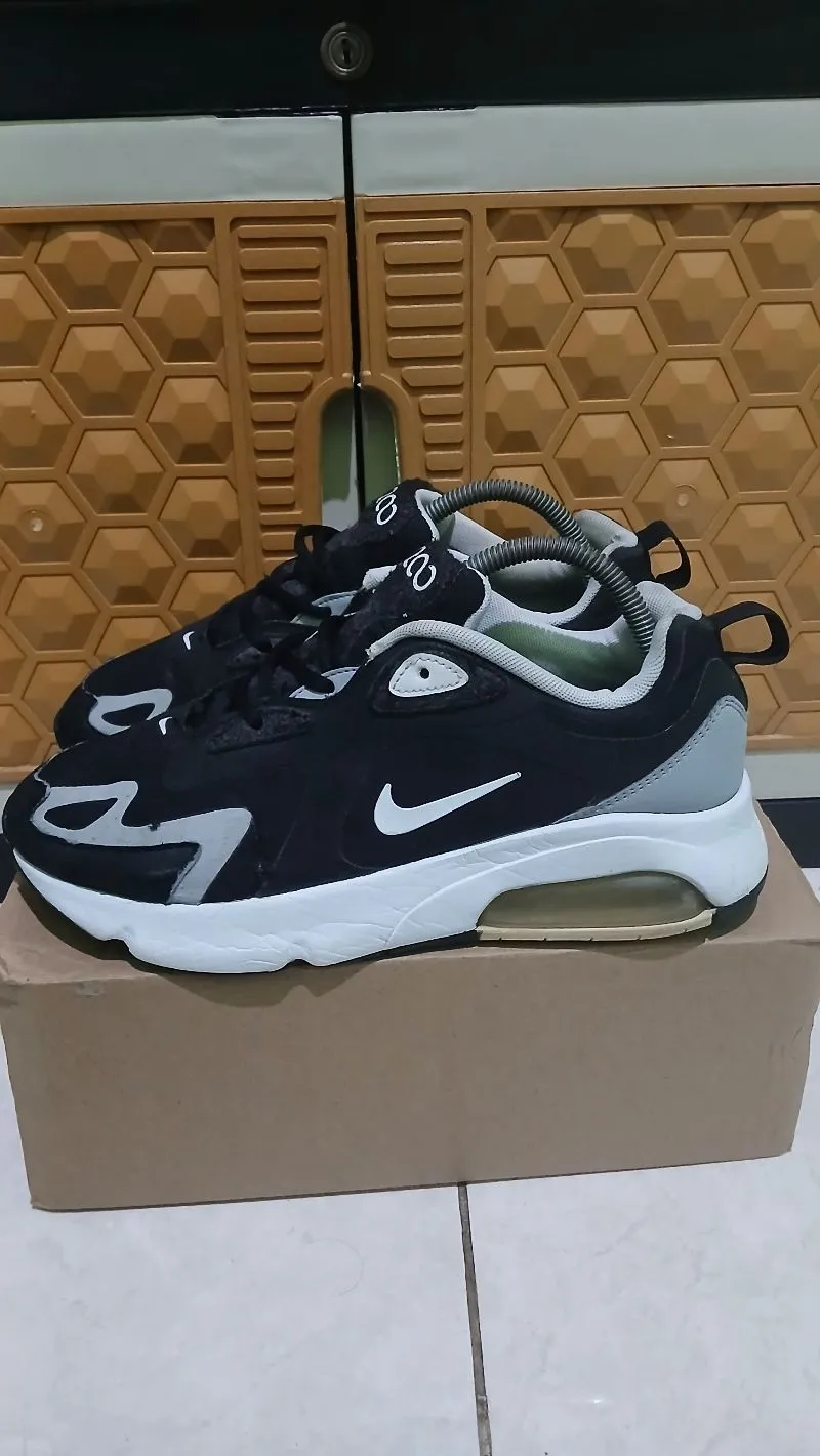 Nike Sportswear Sneakers Pria white black photo 1