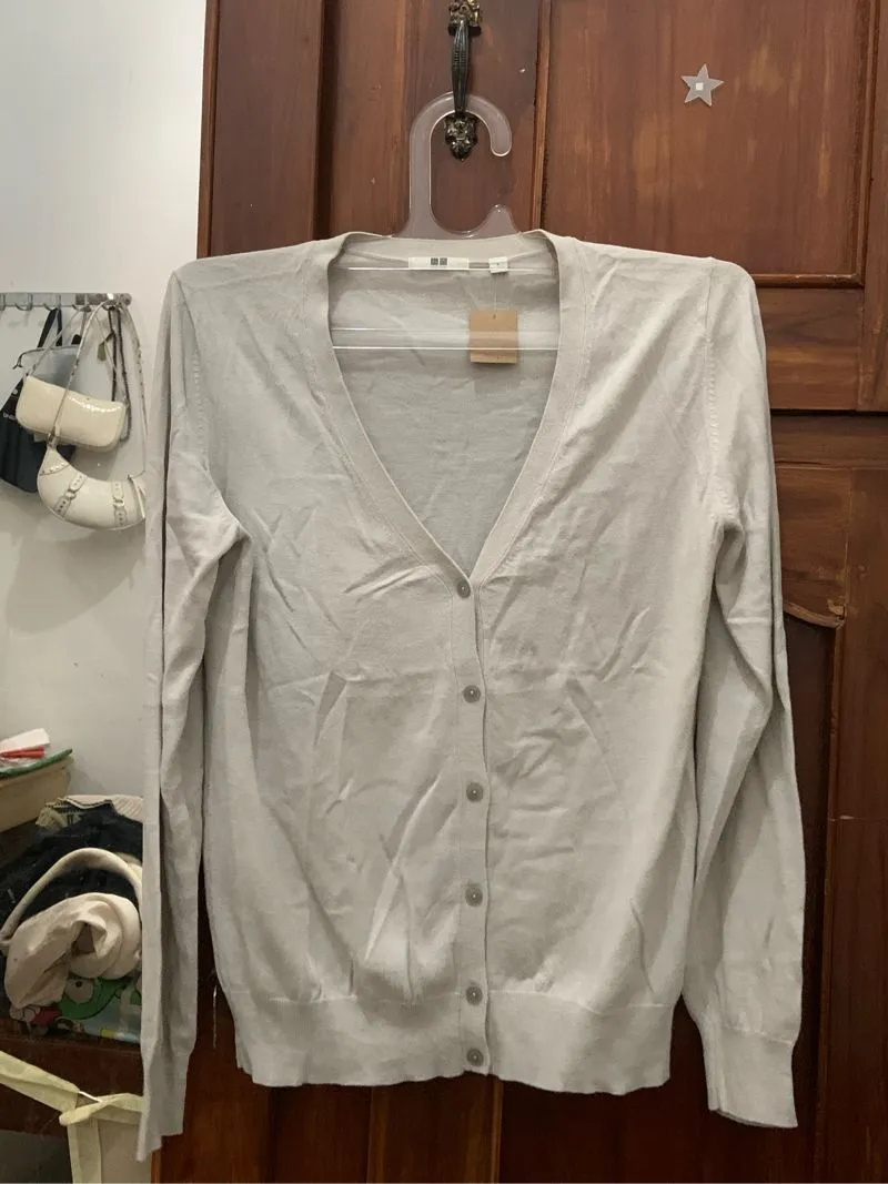 Uniqlo Minimalist Cardigan Wanita cream gray photo 1