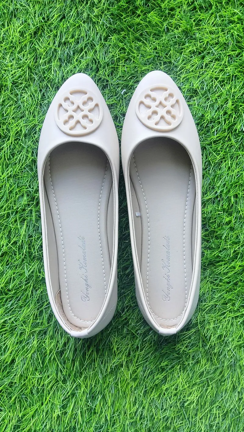 Yongki Komaladi Flat Wanita cream photo 1