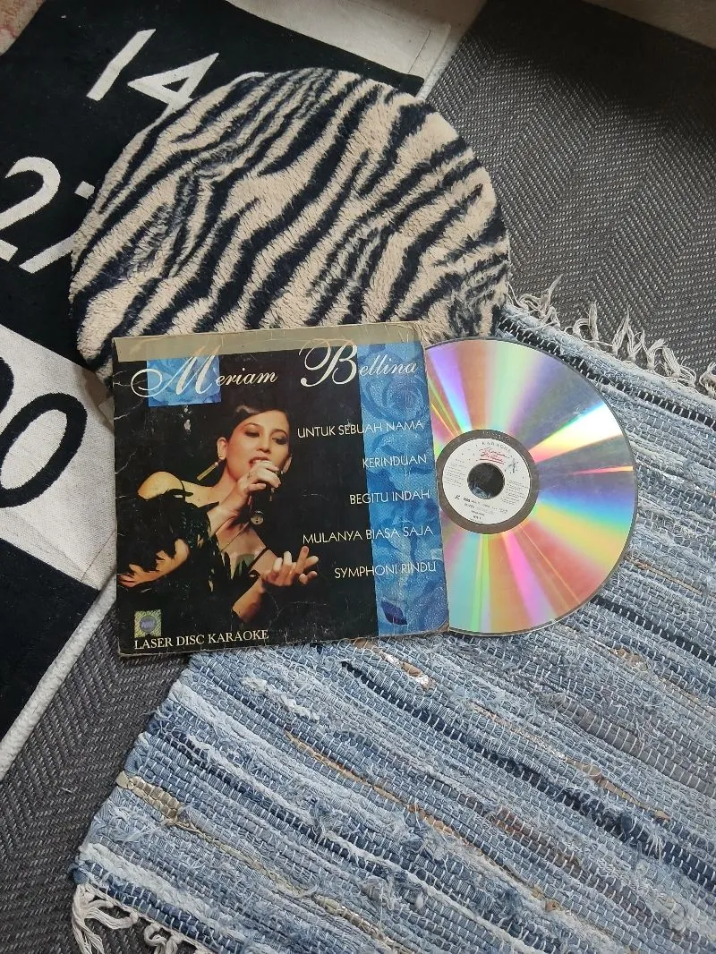 Vintage Y2K CD blue black photo 1