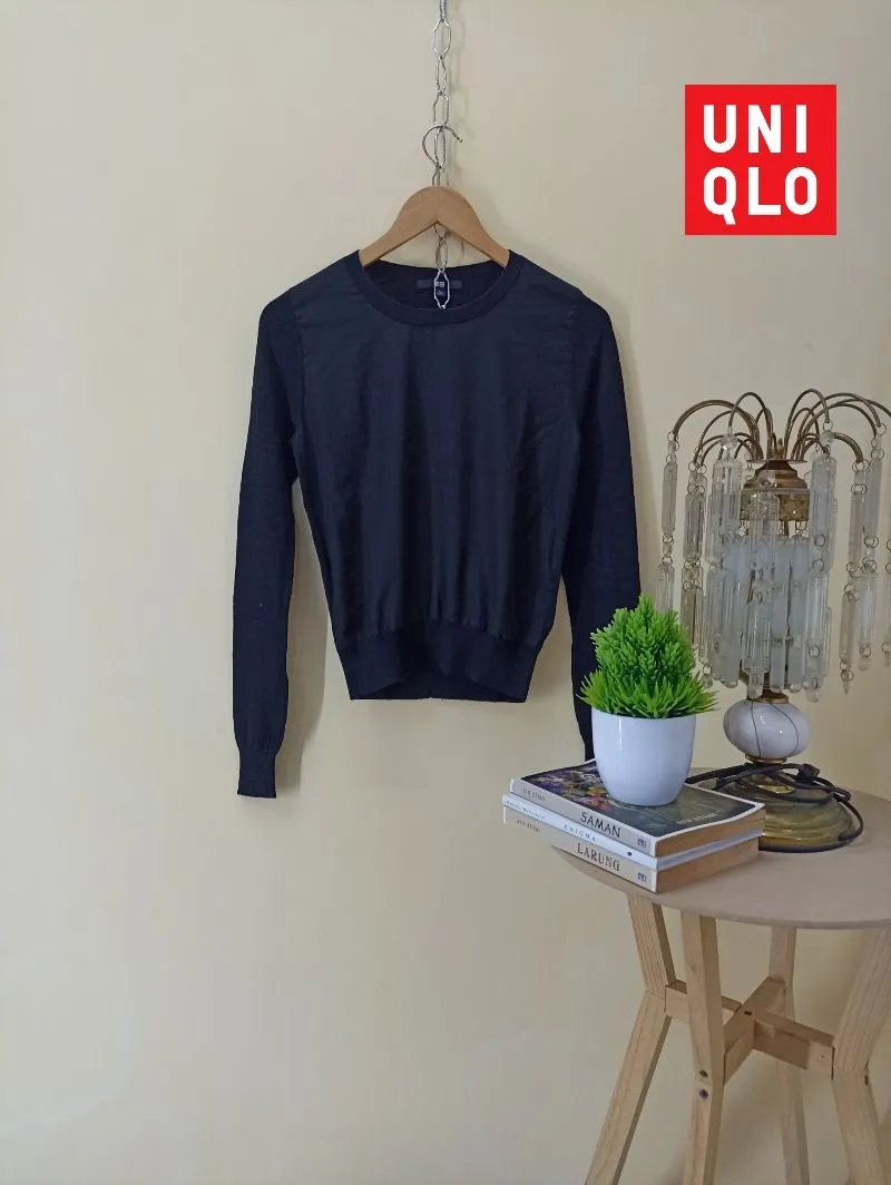 Uniqlo Vintage Minimalist Sweater Wanita black photo 1