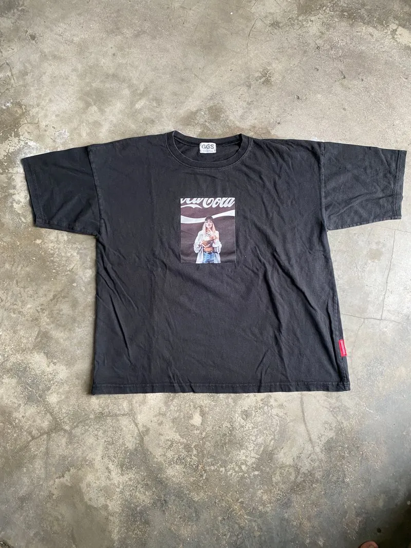 Kaos Gogossing GGS Cocacola Girl Graphic Black T-shirt photo 1