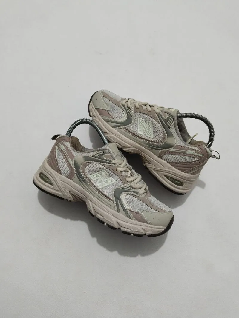 New Balance Casual Sneakers Wanita tan photo 1