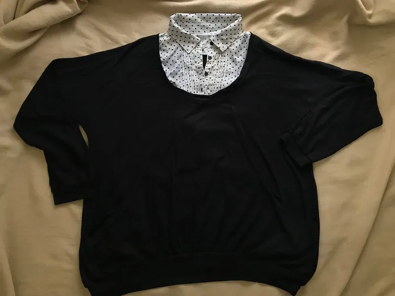 Minimalist Blouse Wanita white black photo 1