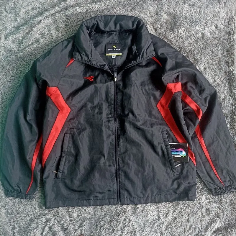 Diadora Gorpcore Sportswear Windbreaker Pria black red photo 1