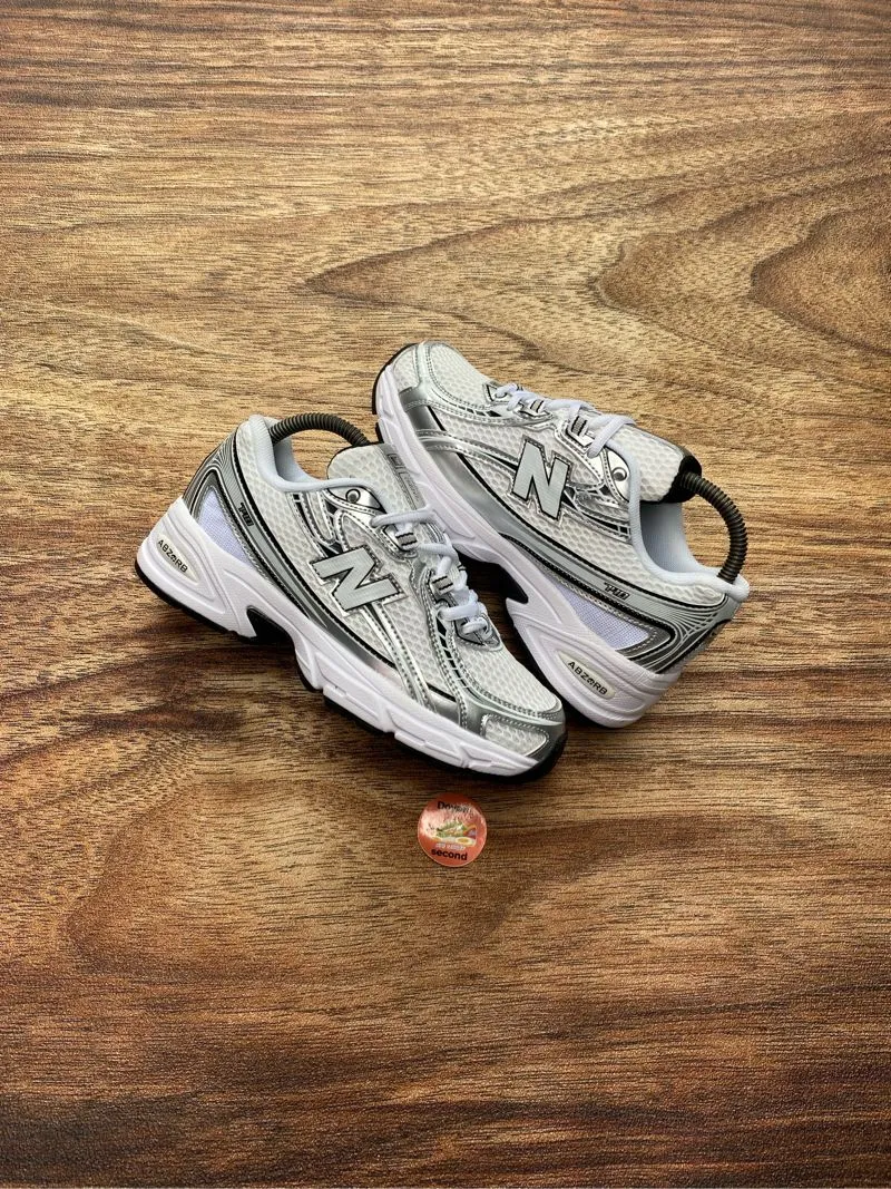 New Balance Casual Sneakers Pria white photo 1