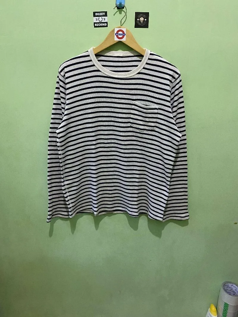 Uniqlo Casual T-shirt Wanita white black photo 1
