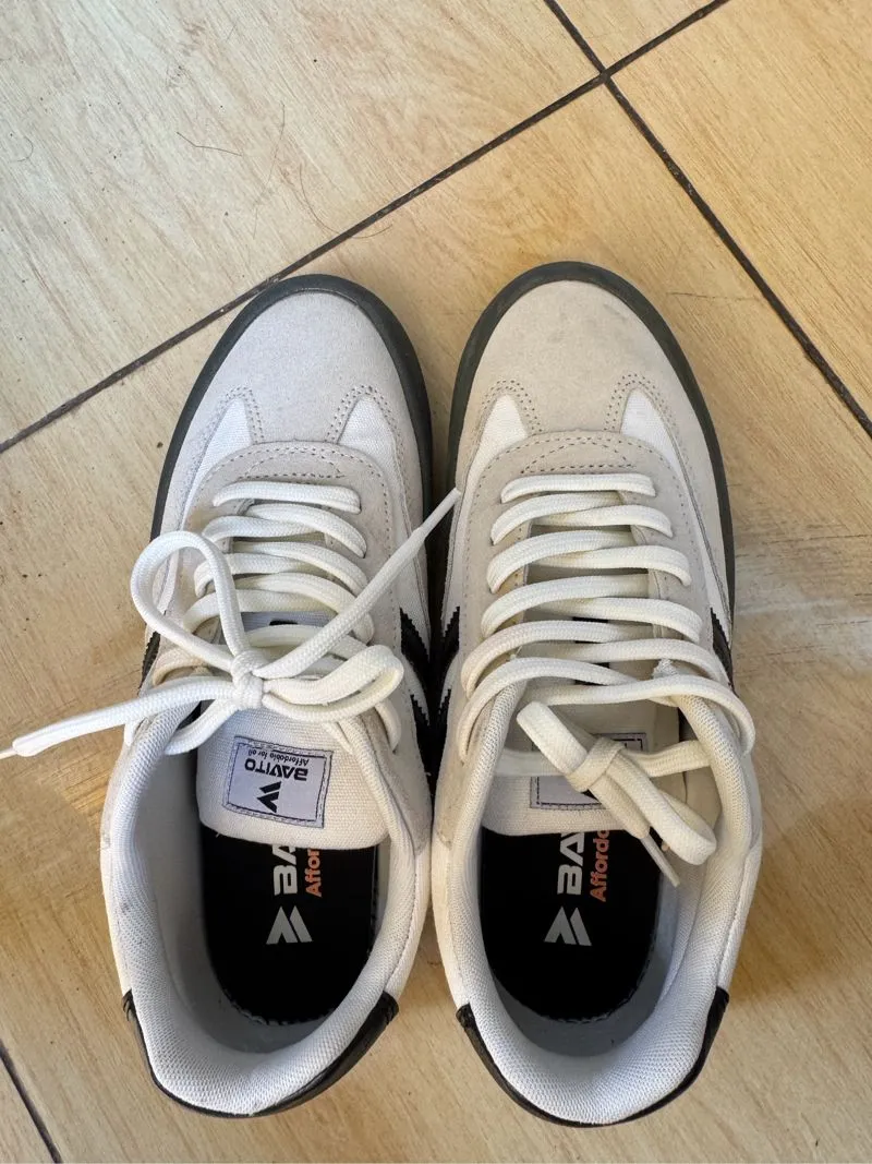 Vintage Casual Sneakers Pria white cream Preloved