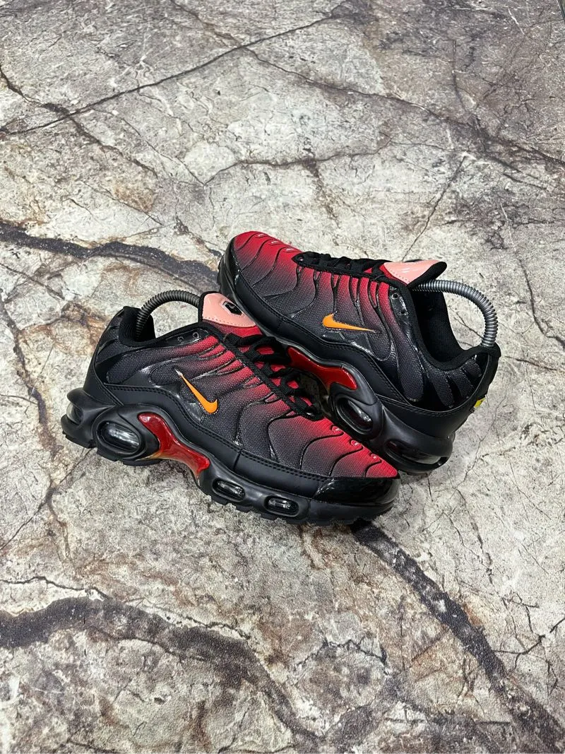 NIKE AIR MAX PLUS