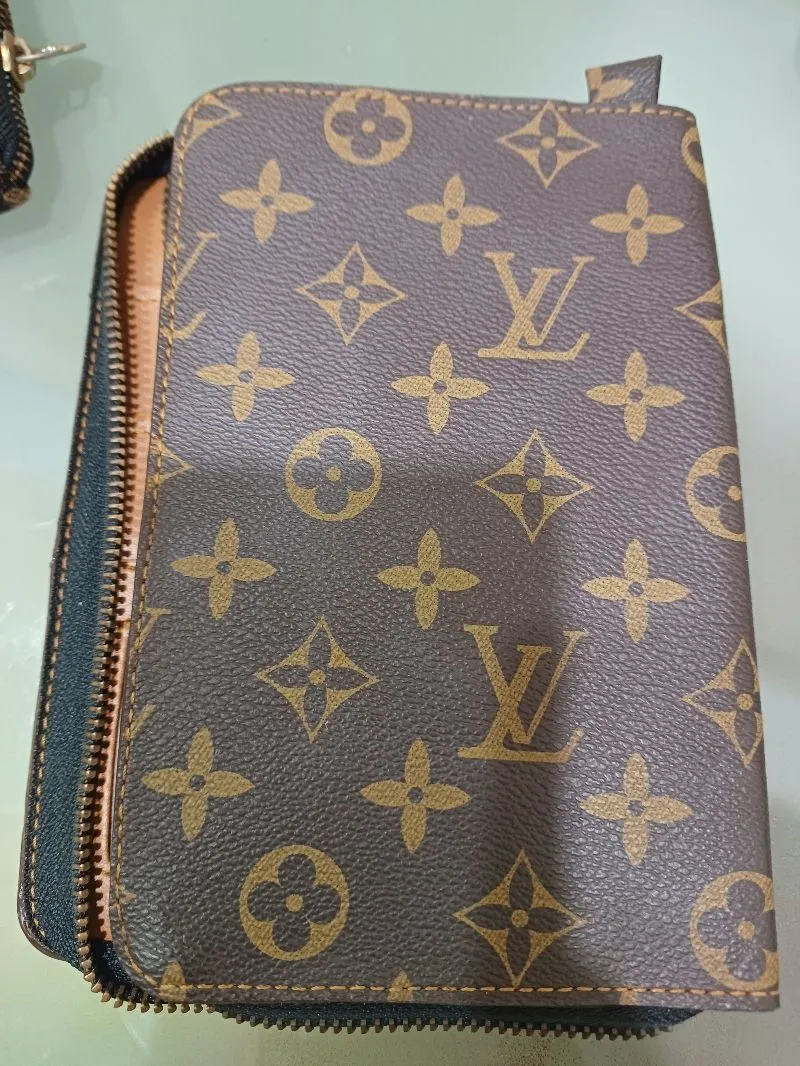 Lv pouch photo 1
