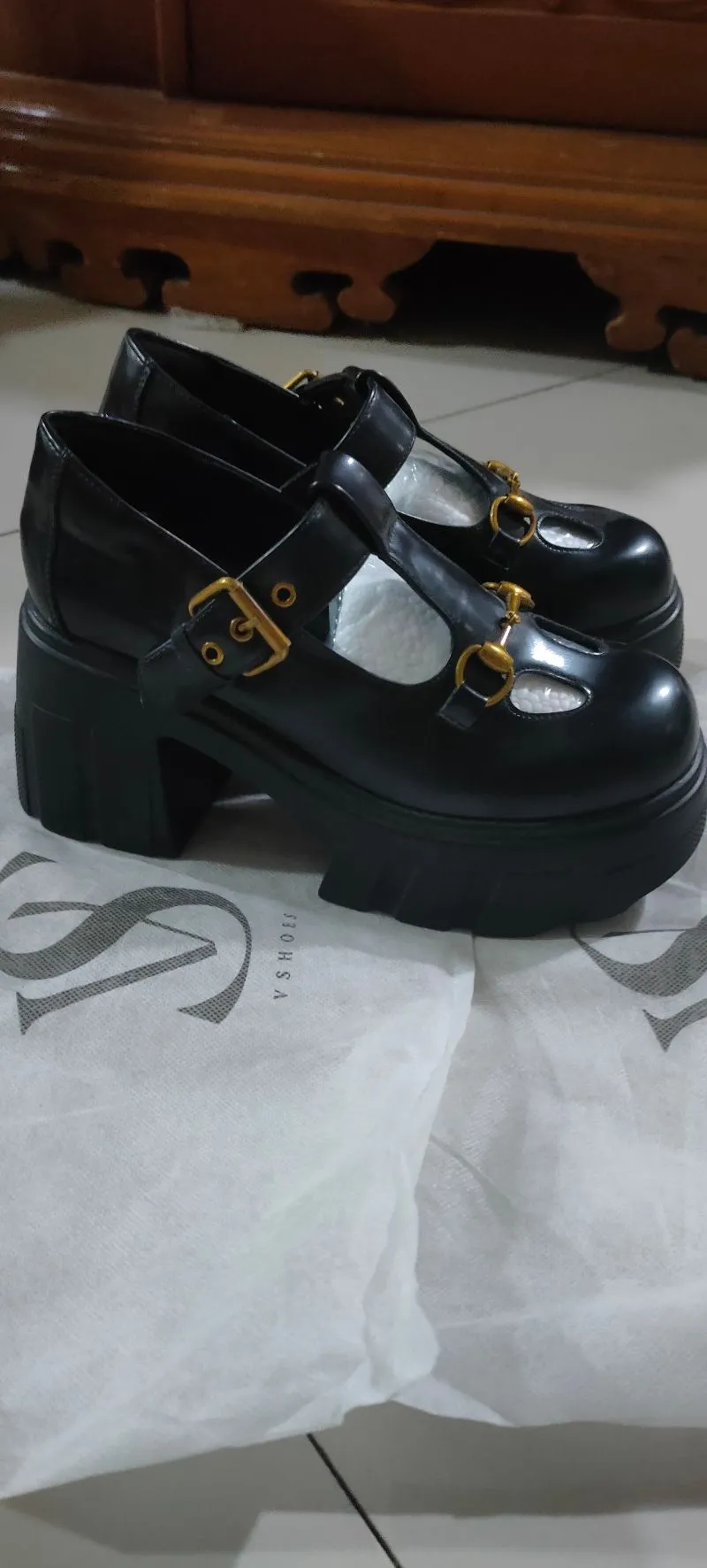 V shoes photo 1