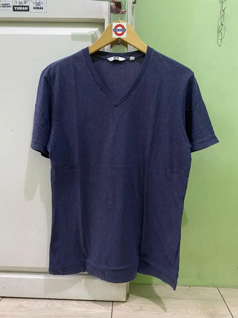 KAOS (T-SHIRT) UNIQLO. photo 1