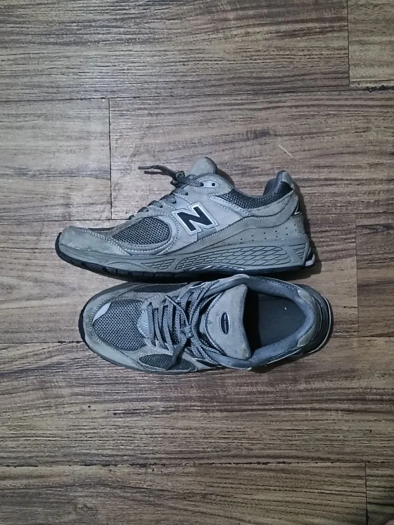 NB 2002R light grey photo 1