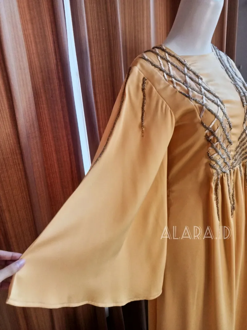 Salted-Egg Dress with small sized beads photo 1