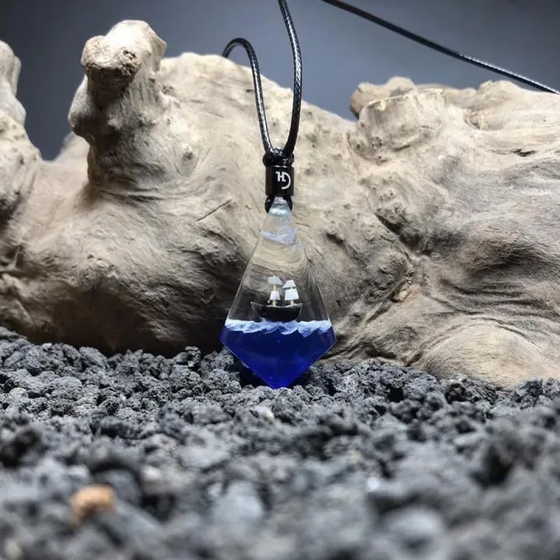 Kalung resin kalung model kapal layar Glow in the dark photo 1
