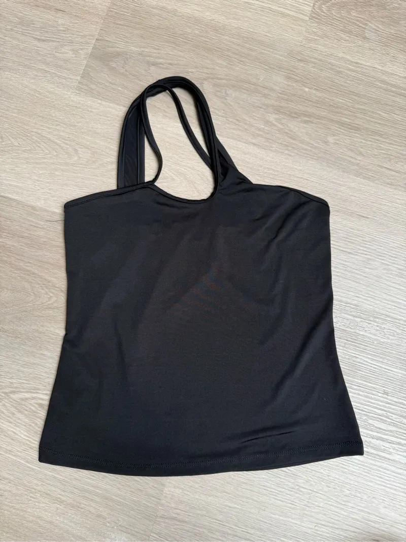 black tanktop photo 1