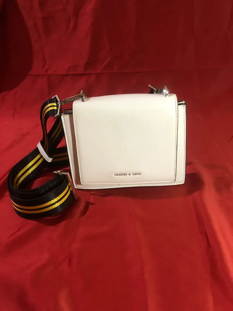 Charles and Keith Casual Crossbody Bag Wanita white photo 1