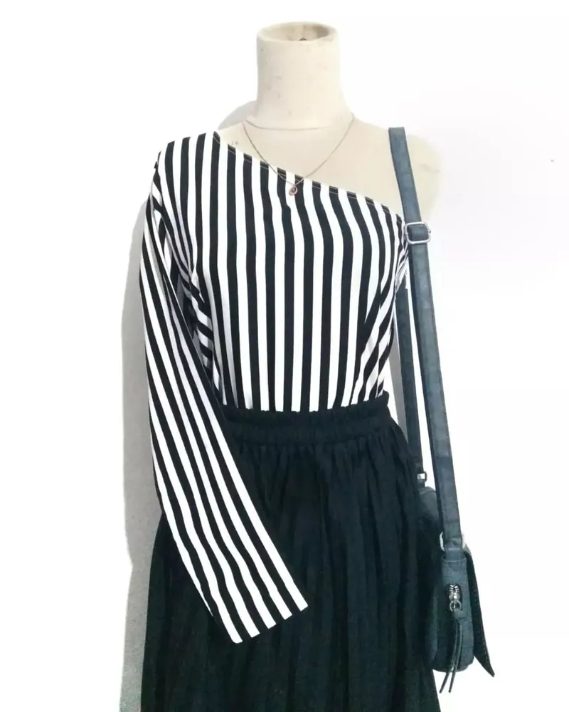 Vintage Y2K Blouse Wanita white black photo 1
