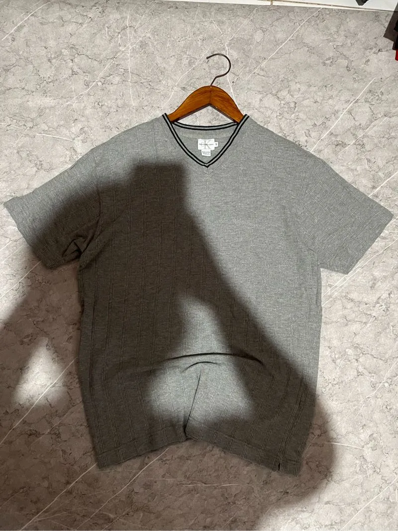 Kaos v neck Calvin Klein mulus Cakep pemakaian M photo 1