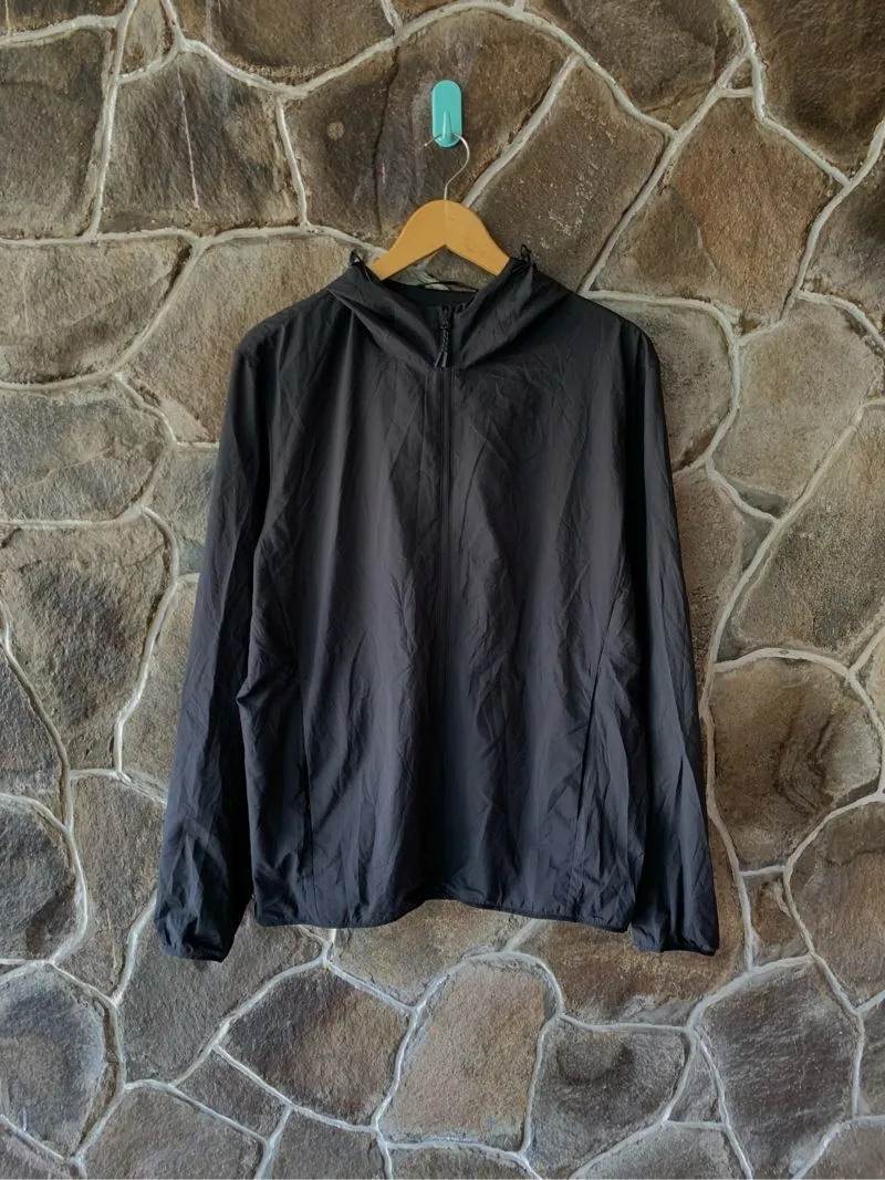 Uniqlo LightWeight Black Running Original photo 1