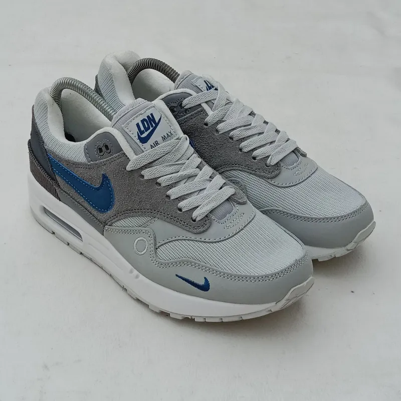 Nike Streetwear Sportswear Sneakers Wanita white gray photo 1
