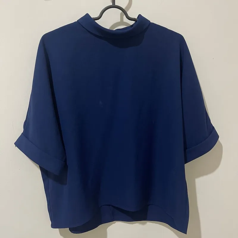 Uniqlo Minimalist Casual Blouse Wanita navy blue photo 1