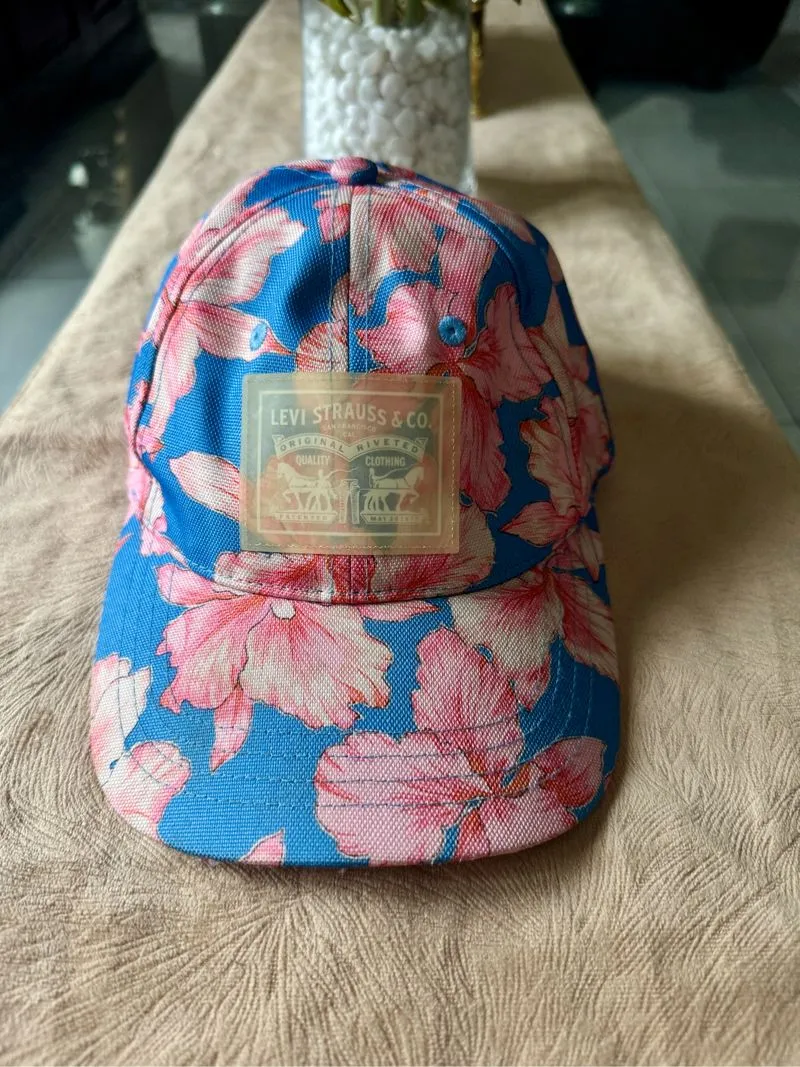 Topi Levis photo 1